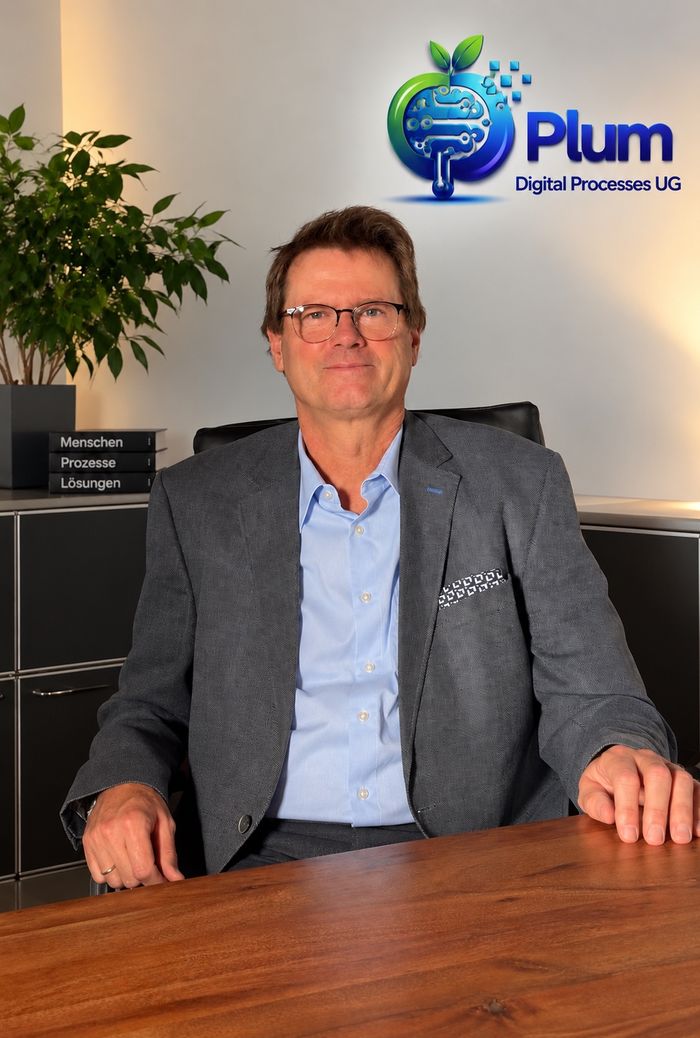 Achim Plum, Geschäftsführer der Plum Digital Processes UG, an seinem Arbeitsplatz